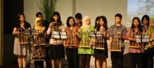 Performance angklung oleh BINUSIAN