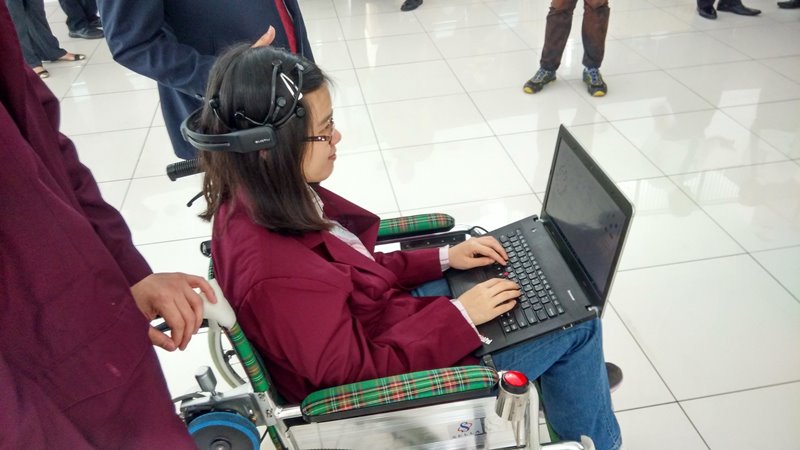 Jennifer-Memperagakan-Bina-Nusantara-Wheelchair