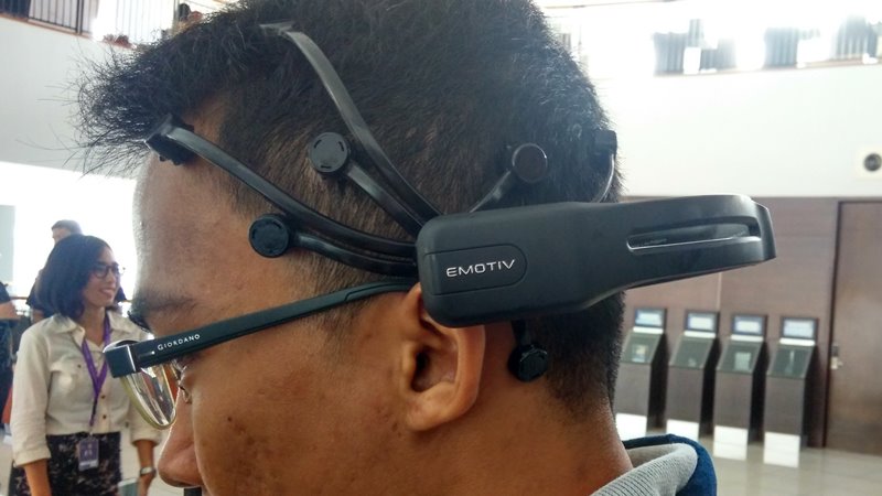 Neuroheadset-Emotiv-Bina-Nusantara-Wheelchair