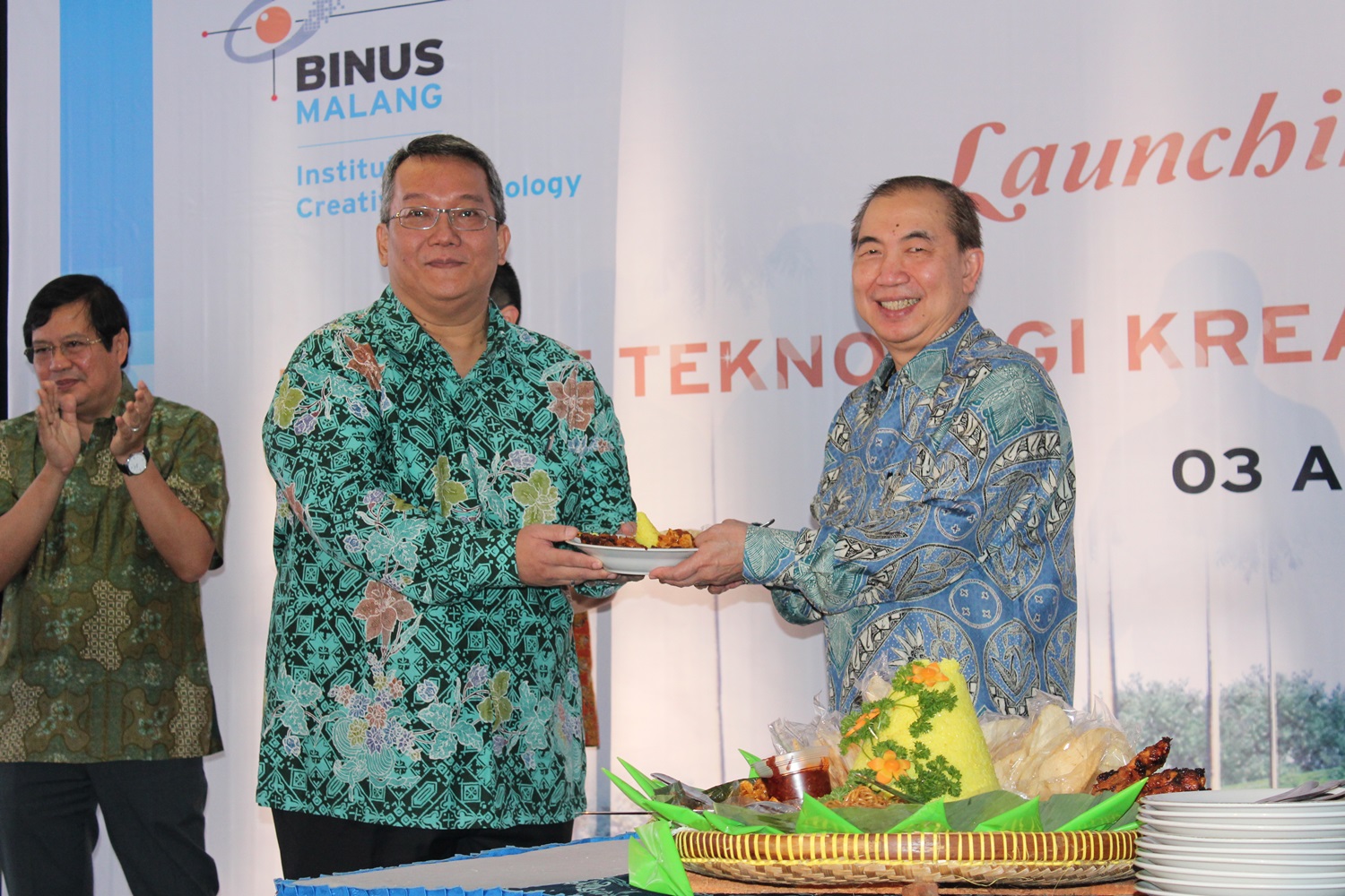 Penyerahan tumpeng oleh Ketua Yayasan BINUS Ir  Bernard Gunawan kepada Rektor BINUS Malang Dr  Ir  Boto Simatupang MBP