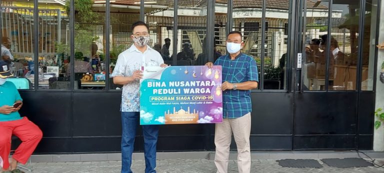 MENEBAR KEBAIKAN KEPADA MASYARAKAT  SEKITAR LINGKUNGAN BINA NUSANTARA