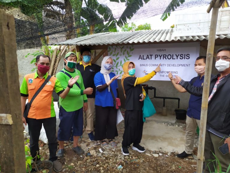 Peduli Lingkungan, Ciptakan Alat Pengolah Sampah Menjadi Bahan Bakar