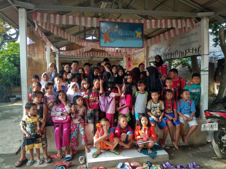 Bantu Pendidikan Anak Kurang Mampu, Adhiwira & Gabriella Menjadi Pengajar Bimbel