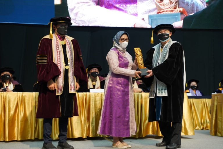 BINUS MELEPAS 3.840 WISUDAWAN, KOMITMEN MENCETAK LULUSAN BERINTEGRITAS